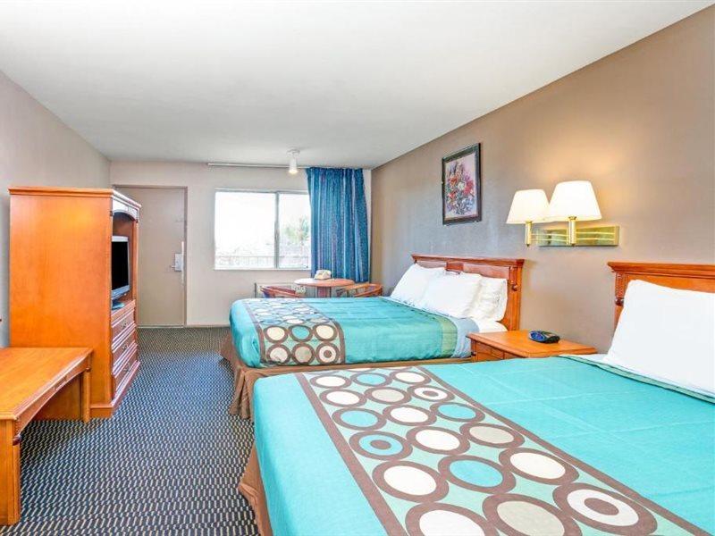 מלון Super 8 By Wyndham Upland Ontario Ca מראה חיצוני תמונה