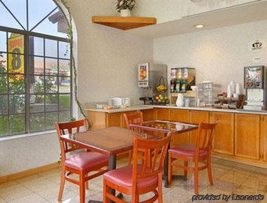 מלון Super 8 By Wyndham Upland Ontario Ca מסעדה תמונה