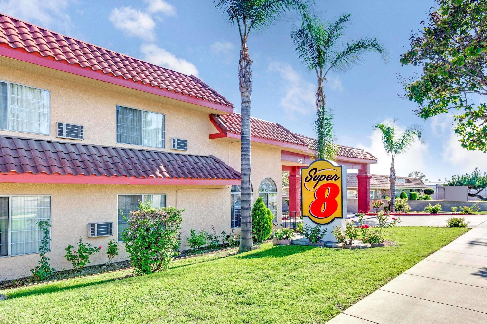 מלון Super 8 By Wyndham Upland Ontario Ca מראה חיצוני תמונה