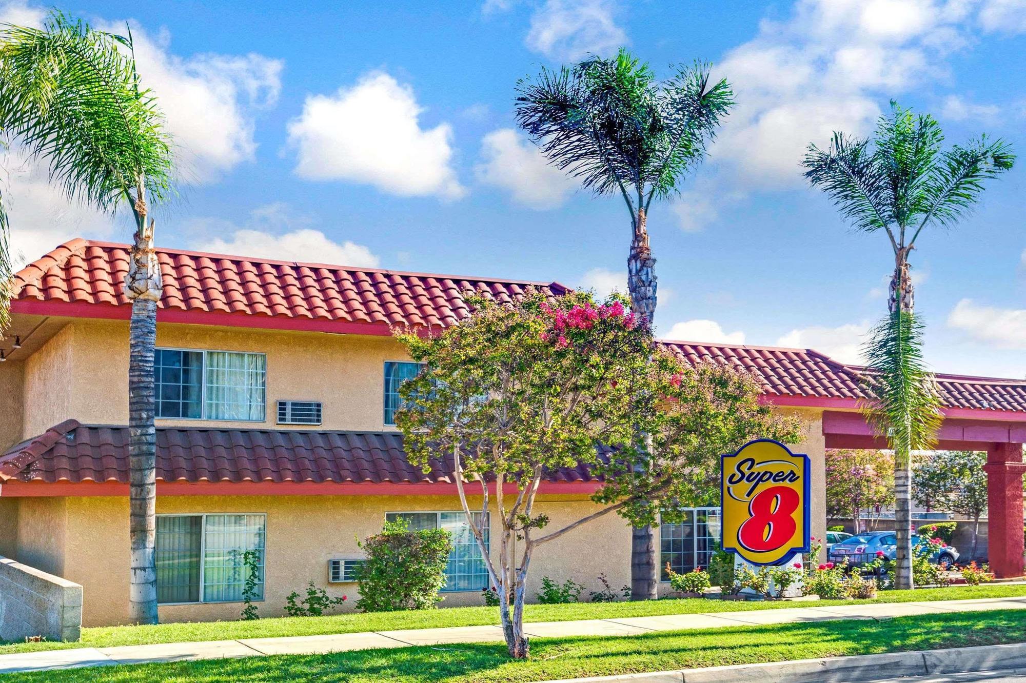 מלון Super 8 By Wyndham Upland Ontario Ca מראה חיצוני תמונה