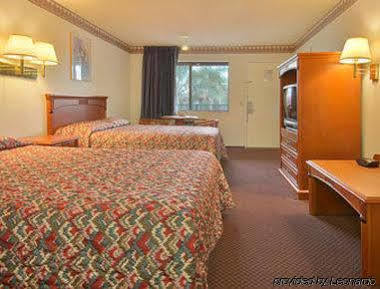 מלון Super 8 By Wyndham Upland Ontario Ca מראה חיצוני תמונה