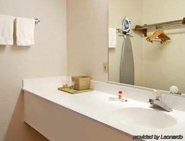 מלון Super 8 By Wyndham Upland Ontario Ca מראה חיצוני תמונה
